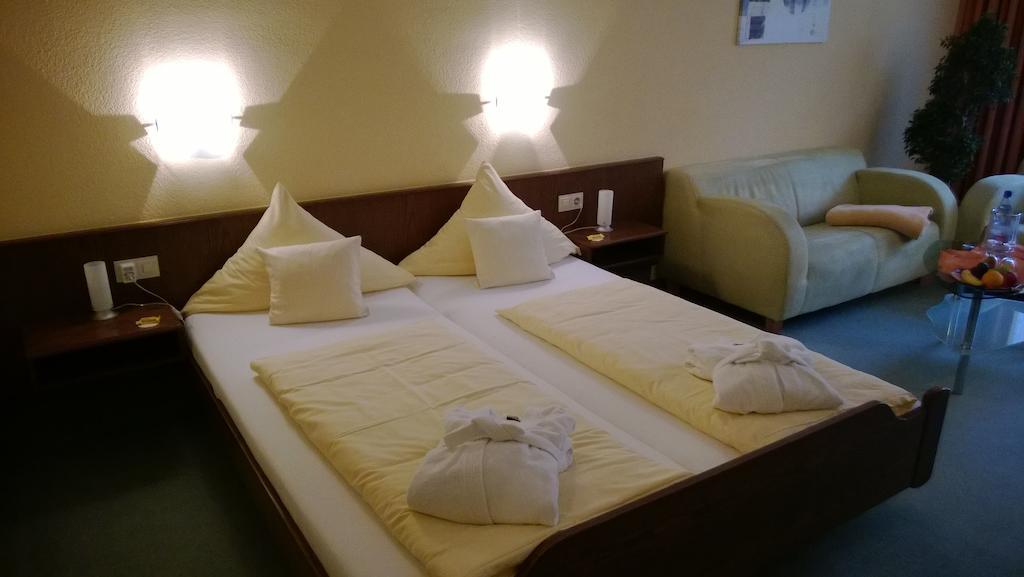 Landhotel Vierjahreszeiten Bad Königshofen im Grabfeld Zimmer foto